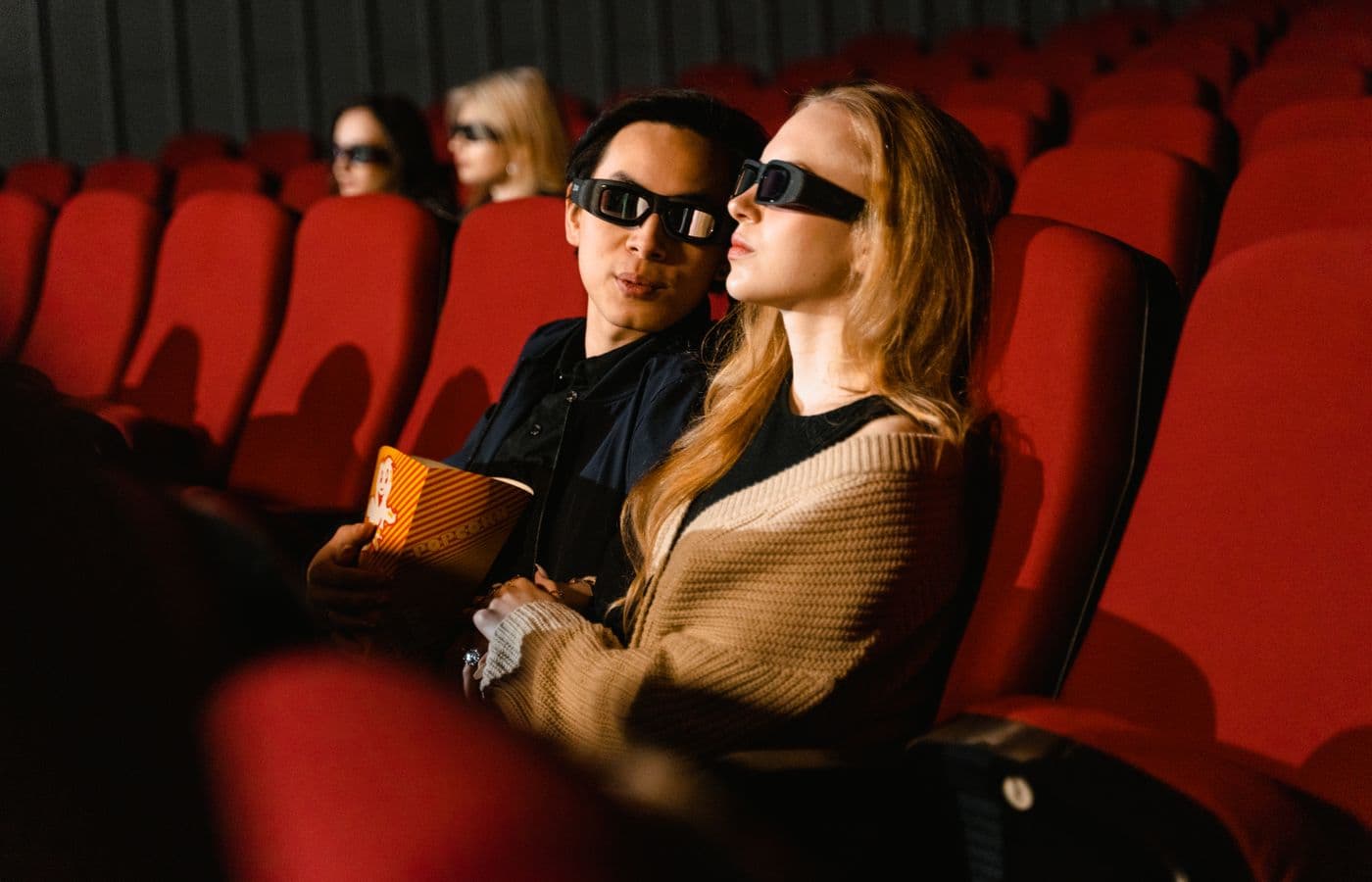 Пара смотрит фильм в 3D-очках
